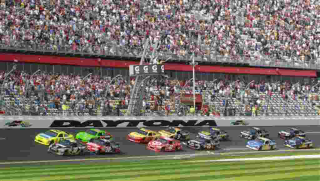 Ryan Newman (39) y Paul Menard (27) liderando la primera de las dos competencias en Daytona Beach, Florida.