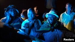 Abantu bateraniye hanze y'inzu ya Winnie Mandela muri Soweto