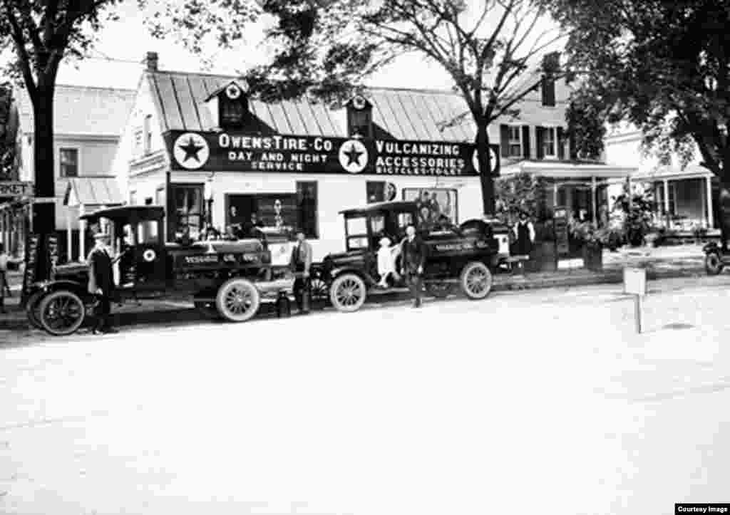 The Owens Garage, which was located at the corner of Duke of Gloucester and North Henry Streets in Williamsburg, Virginia, in the1920s, was demolished to return Williamsburg to its historic roots. (Photo courtesy The Colonial Williamsburg Foundation) 