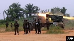 Un véhicule blindé des FARDC, les troupes gouvernementales de la République Démocratique du Congo, lance un missile lors d'un combat contre des rebelles des ADF, près de Kokola, à 50km de Beni dans l'est du pays.