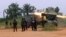 Un véhicule blindé des FARDC, les troupes gouvernementales de la République Démocratique du Congo, lance un missile lors d'un combat contre des rebelles des ADF, près de Kokola, à 50km de Beni dans l'est du pays.