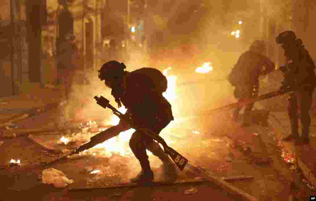 La policía desmantela una barricada en llamas durante una protesta contra la reelección del presidente Evo Morales, en La Paz, Bolivia, el jueves 7 de noviembre de 2019.