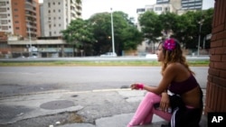 Una trabajadora sexual espera clientes en Caracas, Venezuela. La joven de 24 años dijo que cada vez ve más menores de edad ejerciendo la prostitución.