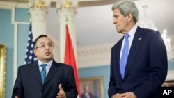 U.S. Secretary of State John Kerry meets with Egyptian Foreign Minister Nabil Fahmy at the State Department in Washington, April 29, 2014.