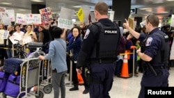 Dalles xalqaro aeroportida Tramoning yangi qaroriga qarshi namoyishlar, 29-yanvar, 2017-yil.