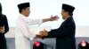 Presiden Joko Widodo (kiri) dan capres Prabowo Subianto usai debat pilpres di Jakarta, 17 Juni 2019. (Foto: AP)