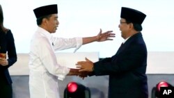 Presiden Joko Widodo (kiri) dan capres Prabowo Subianto usai debat pilpres di Jakarta, 17 Juni 2019. (Foto: AP)