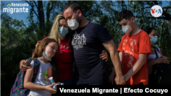 Estos padres con sus hijas fueron interceptados por las autoridades en una carretera cercana al punto de cruce entre Ciudad Acuña, México y Del Río, Texas.