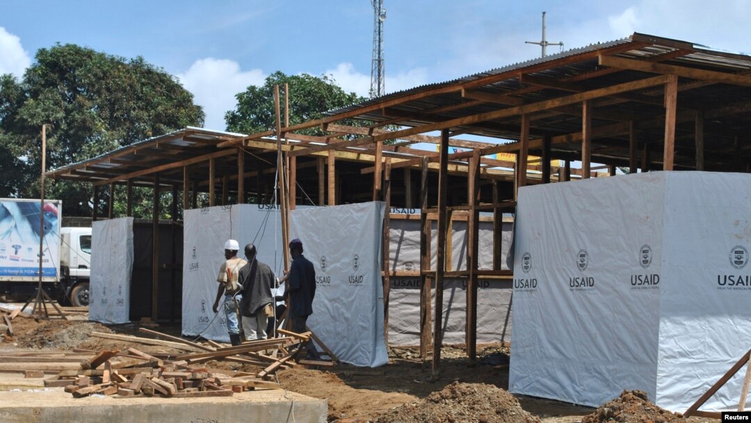 Trabajadores construyen un nuevo centro de tratamiento del bola en Monrovia, Liberia.