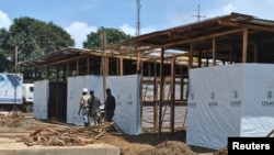 Trabajadores construyen un nuevo centro de tratamiento del bola en Monrovia, Liberia.