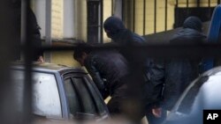 La policía escolta a uno de los sospechosos del asesinato del líder opositor ruso Boris Nemtsov.