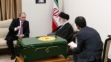 &nbsp;ولادیمیر پوتین، رئیس جمهوری روسیه در دیدار با آیت الله خامنه ای، رهبر جمهوری اسلامی ایران، یک جلد قرآن دست نویس قدیمی به او اهدا کرد.<br />
عکس از سایت رهبر ایران.