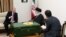 &nbsp;ولادیمیر پوتین، رئیس جمهوری روسیه در دیدار با آیت الله خامنه ای، رهبر جمهوری اسلامی ایران، یک جلد قرآن دست نویس قدیمی به او اهدا کرد.<br />
عکس از سایت رهبر ایران.