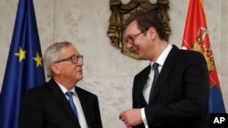 Predsednik Evropske komisije Žan Klod Junker sa predsednikom Srbije Aleksandrom Vučićem u Beogradu, 26. februar 2018. (AP Photo/Darko Vojinovic)