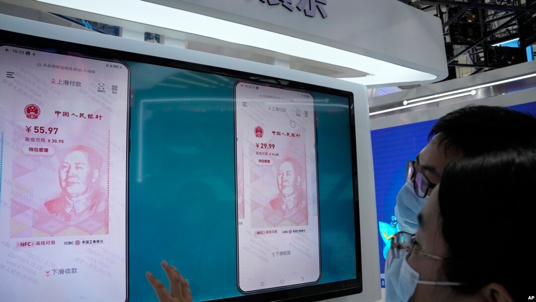 在中國北京的一個貿易展覽會上，參觀者在看電子人民幣（2021年9月5日）。