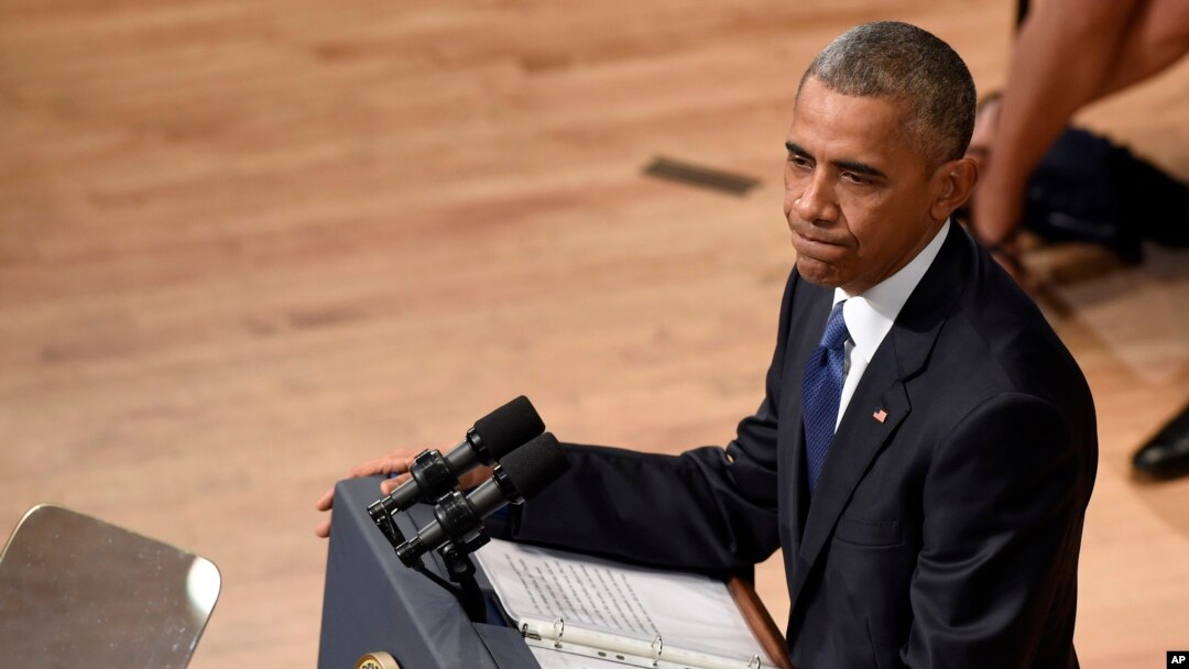 Presiden Barack Obama memberikan pidato pada penghormatan bagi lima petugas polisi yang tewas ditembak di Dallas, Texas hari Selasa (12/7). 
