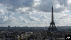 ARCHIVO - La huega de trabajadores ha cerrado el ingreso a la Torre Eiffiel, uno de los sitios más visitados por los turistas en París, la capital francesa que se prepara para este verano en temporada alta con los Juegos Olímpicos en la ciudad.