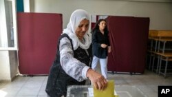 انتخابات ترکیه نشان می‌دهد حزب اسلامگرای عدالت و توسعه و شرکای آن اکثریت پارلمان جدید را ظاهرا بست می‌آورند - آرشیو