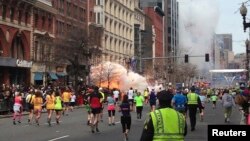 Para pelari sedang menuju garis finish Marathon Boston saat bom meledak di dekat garis finis (15/4). Pelari Indonesia, Wati Hlusak, menyelesaikan marathon sebelum bom meledak, sehingga selamat dari ledakan.