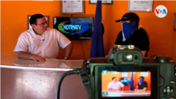 El periodista y director del medio Notimatv en Nicaragua, Eduardo Montenegro, durante una transmisión. Foto cortesía.