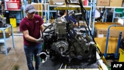 네브래스카주 링컨의 가와사키 공장에서 한 직원이 조립작업을 하고 있다.