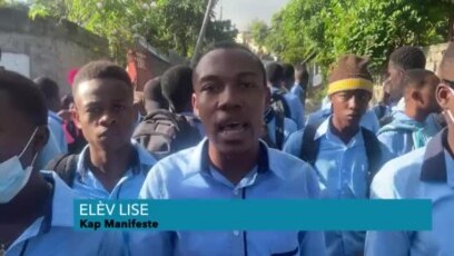 Pwofesè ak Elèv Nan Vil Jeremie Foule Beton an