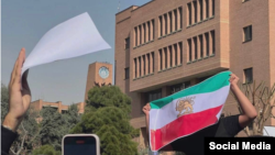 دانشجویان دانشگاه شریف پرچم شیر و خورشید در دانشگاه در دست گرفتند. 