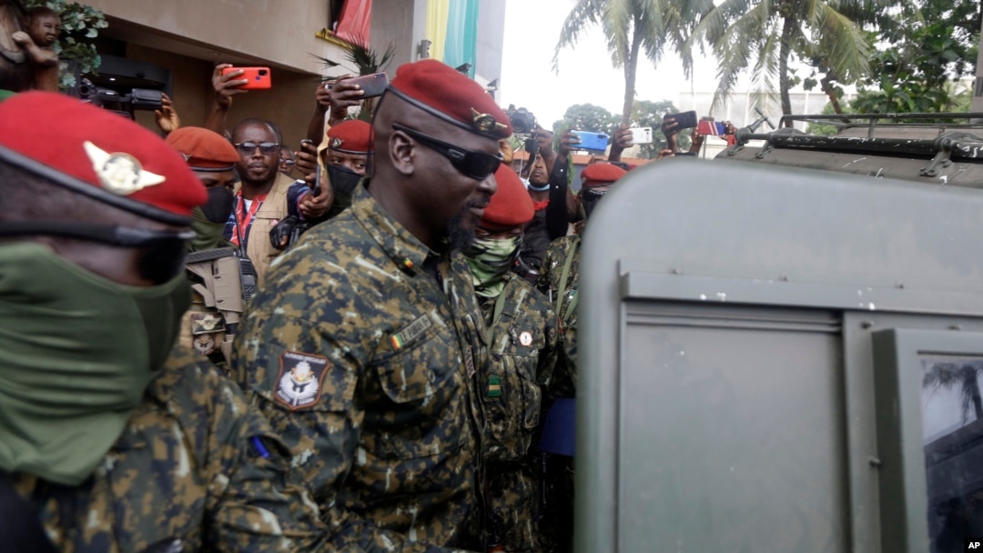 Presiden Junta Guinea Kolonel Mamady Doumbouya dikawal oleh pasukannya setelah melangsungkan pertemuan dengan representasi ECOWAS di Conakry, Guinea, pada 10 September 2021. (Foto: AP/Sunday Alamba)