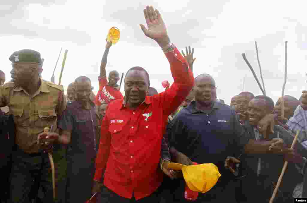 Naibu waziri mkuu wa Kenya Uhuru Kenyata, (kati) awasili kwa kampeni mjini Suswa, Rift Valley.