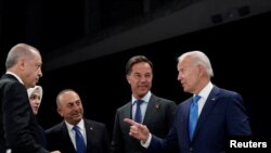 조 바이든(오른쪽) 미국 대통령이 29일 스페인 마드리드 북대서양조약기구(NATO·나토) 정상회의 현장에서 레제프 타이이프 에르도안(왼쪽) 터키 대통령과 환담하고 있다. 오른쪽 두번째는 마르크 뤼테 네덜란드 총리, 세번째는 메블뤼트 차우쇼을루 터키 외무장관.