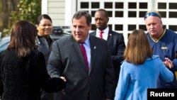 Gubernur New Jersey Chris Christie menyapa para pendukungnya saat meninggalkan tempat pemilihan suara di Mendham Township (5/11). (Reuters/Eduardo Munoz)