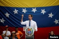 El líder de la oposición venezolana, Juan Guaidó, a quien muchas naciones han reconocido como el gobernante interino legítimo del país, participa en una reunión con partidarios en Caracas.