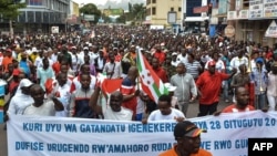 Des manifestants burundais célèbrent le retrait de leur pays de la CPI, Bujumbura, Burundi, le 28 octobre 2017. 