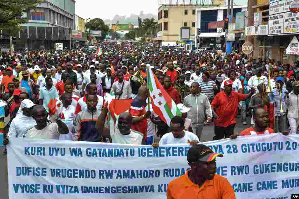 Les Burundais descendent dans les rues pour célébrer le retrait du Burundi de la Cour pénale internationale (CPI) à Bujumbura, Brundi, le 28 octobre 2017.