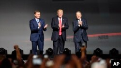 Le président Donald Trump avec Wayne LaPierre, et Chris W. Cox, directeur de la NRA, à Atlanta, le 28 avril 2017.