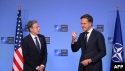 Sekretaris Jenderal NATO Mark Rutte (kanan) berbicara dengan Menteri Luar Negeri AS Antony Blinken dalam pertemuan menteri luar negeri anggota NATO di markas NATO di Brussels, Belgia, pada 3 Desember 2024. (Foto: AFP/John Thys)