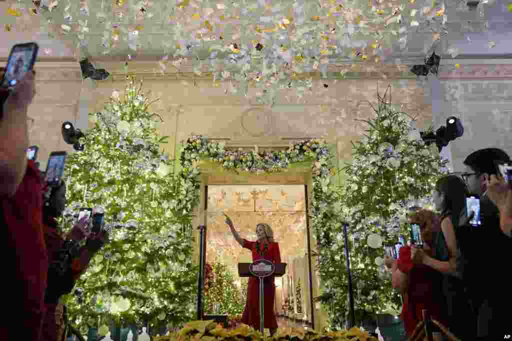  &quot;Una temporada de paz y luz&quot; es el tema de la decoración navideña del 2024 en la Casa Blanca, que fue presentada el lunes 2 de diciembre por la primera dama de Estados Unidos, Jill Biden.&nbsp; 