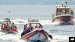 ARCHIVO - Barcos de rescate cerca del lugar donde se hundió un superyate frente a Porticello, Sicilia, Italia, el 22 de agosto del 2024.