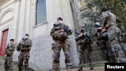 Soldados franceses patrullan cerca de la catedral en Arras, tras aumentar Francia su nivel de alerta debido al ataque terrorista en Niza el jueves, 29 de octubre.