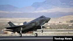 미국 텍사스주 포트워스 소재 록히드마틴 F-35 공장에서 갓 제작된 F-35A가 시험비행하는 모습. (자료사진)