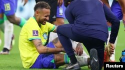 Neymar reçoit les soins du staff médical lors du match entre le Brésil et la Serbie, le 24 novembre 2022 au Qatar.