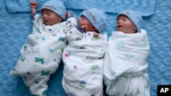 Bayi kembar tiga identik di St. Clair Shores, Mich, 25 Februari 2015. (Foto: Ilustrasi/AP)
