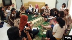 Para peserta pertukaran pelajar pluralisme dan keberagaman budaya saat berdiskusi dengan Alisa Wahid (berkerudung coklat) di Yogyakarta (foto: dok).