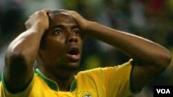 Robinho memutuskan bergabung dengan AC Milan pada hari terakhir transfer. Di AC Milan, ia akan bermain bersama rekan senegaranya Ronaldinho.