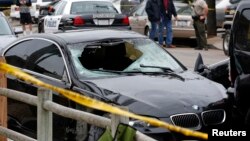 Mobil terduga penembak di sebuah tempat kejadian perkara penembakan di Isla Vista, Santa Barbara (24/5). (Reuters/Jonathan Alcorn)