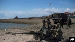 Украинские военнослужащие на позиции на побережье Азовского моря. Апрель 2015. 