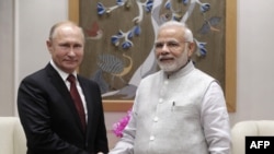 Le président russe Vladimir Poutine et le Premier ministre indien Narendra Modi se rencontrent à New Delhi, le 4 octobre 2018.