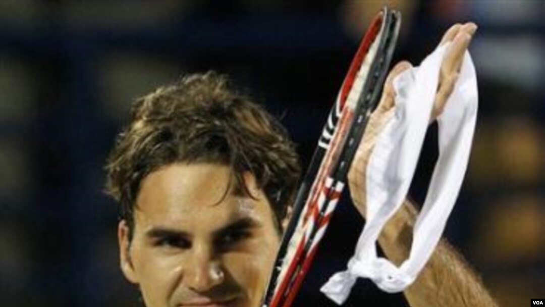 Roger Federer merayakan kemenangannya atas petenis Ukraina Sergiy Stakhovsky dalam perempat final Kejuaraan Tenis ATP Dubai, Kamis (24/2).