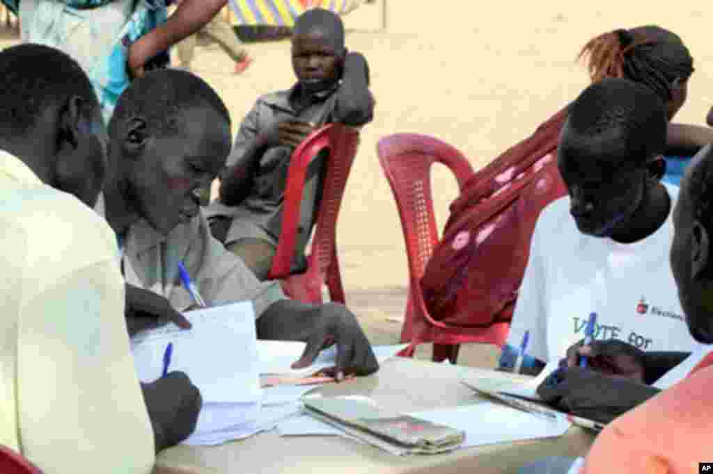 Volunteers and recent returnees are helping local authorities register people arriving from the North.