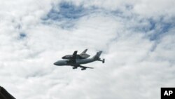 发现号航天飞机飞越美国之音总部大楼